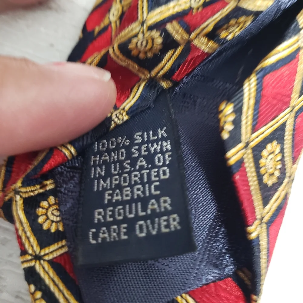 ROUNDTREE & YORKE Mens Necktie 100% Silk Blue and Red Geometric Pattern